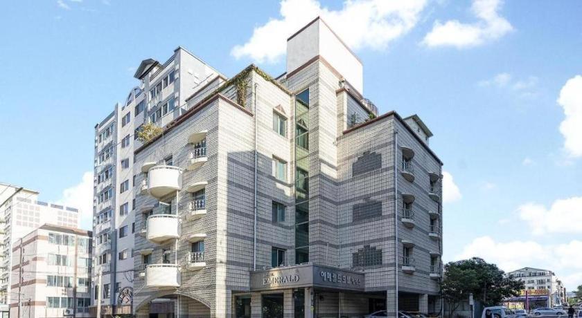 Emerald Ace Hotel Чеджудо Экстерьер фото