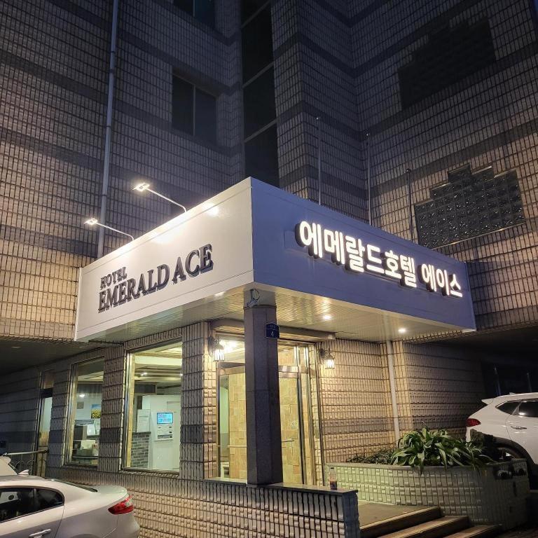 Emerald Ace Hotel Чеджудо Экстерьер фото