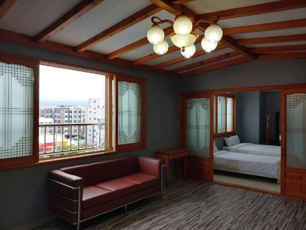 Emerald Ace Hotel Чеджудо Экстерьер фото