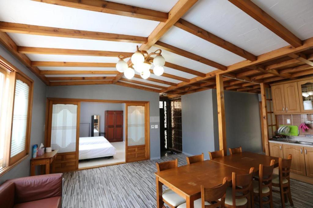 Emerald Ace Hotel Чеджудо Экстерьер фото