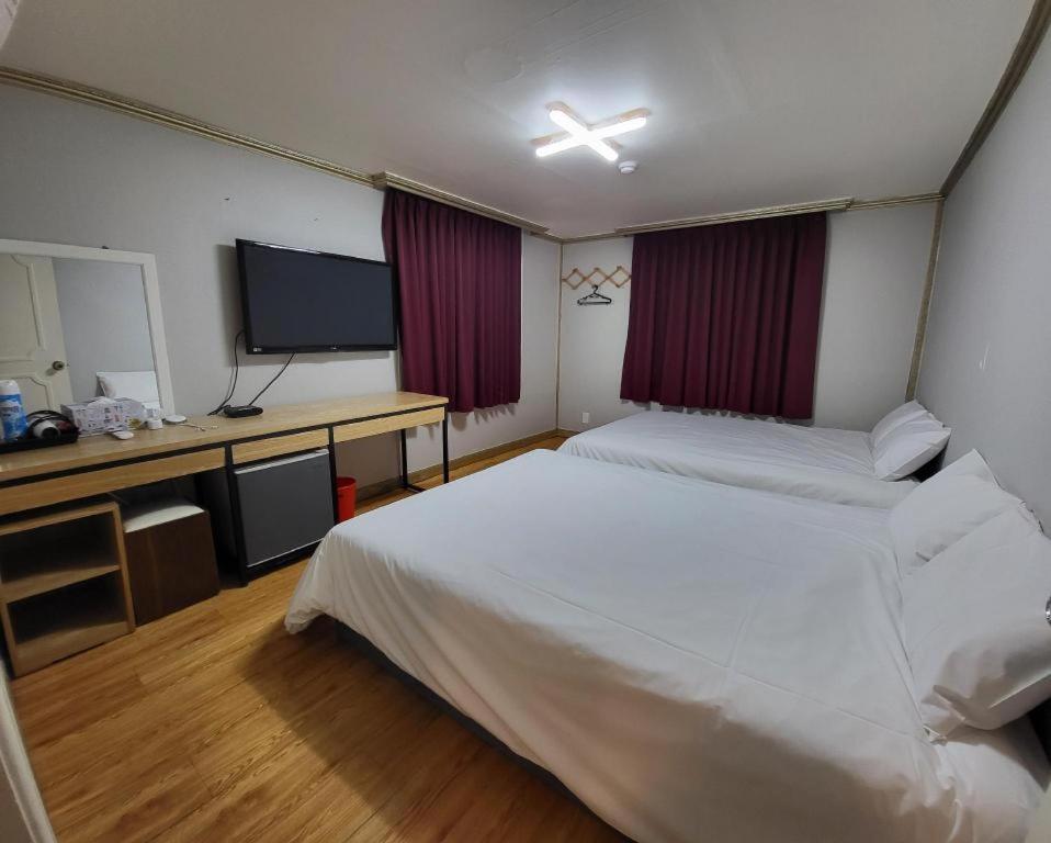 Emerald Ace Hotel Чеджудо Экстерьер фото