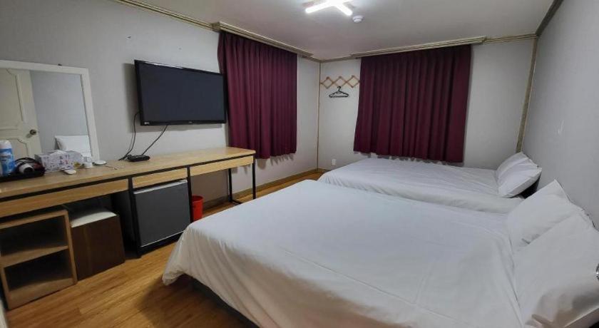 Emerald Ace Hotel Чеджудо Экстерьер фото