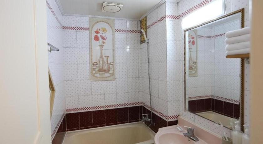 Emerald Ace Hotel Чеджудо Экстерьер фото