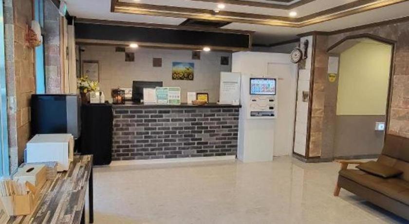 Emerald Ace Hotel Чеджудо Экстерьер фото