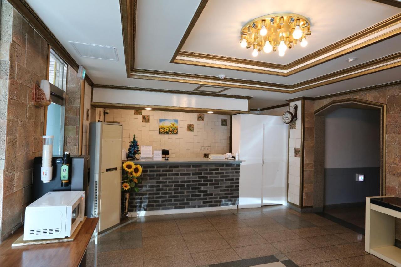 Emerald Ace Hotel Чеджудо Экстерьер фото
